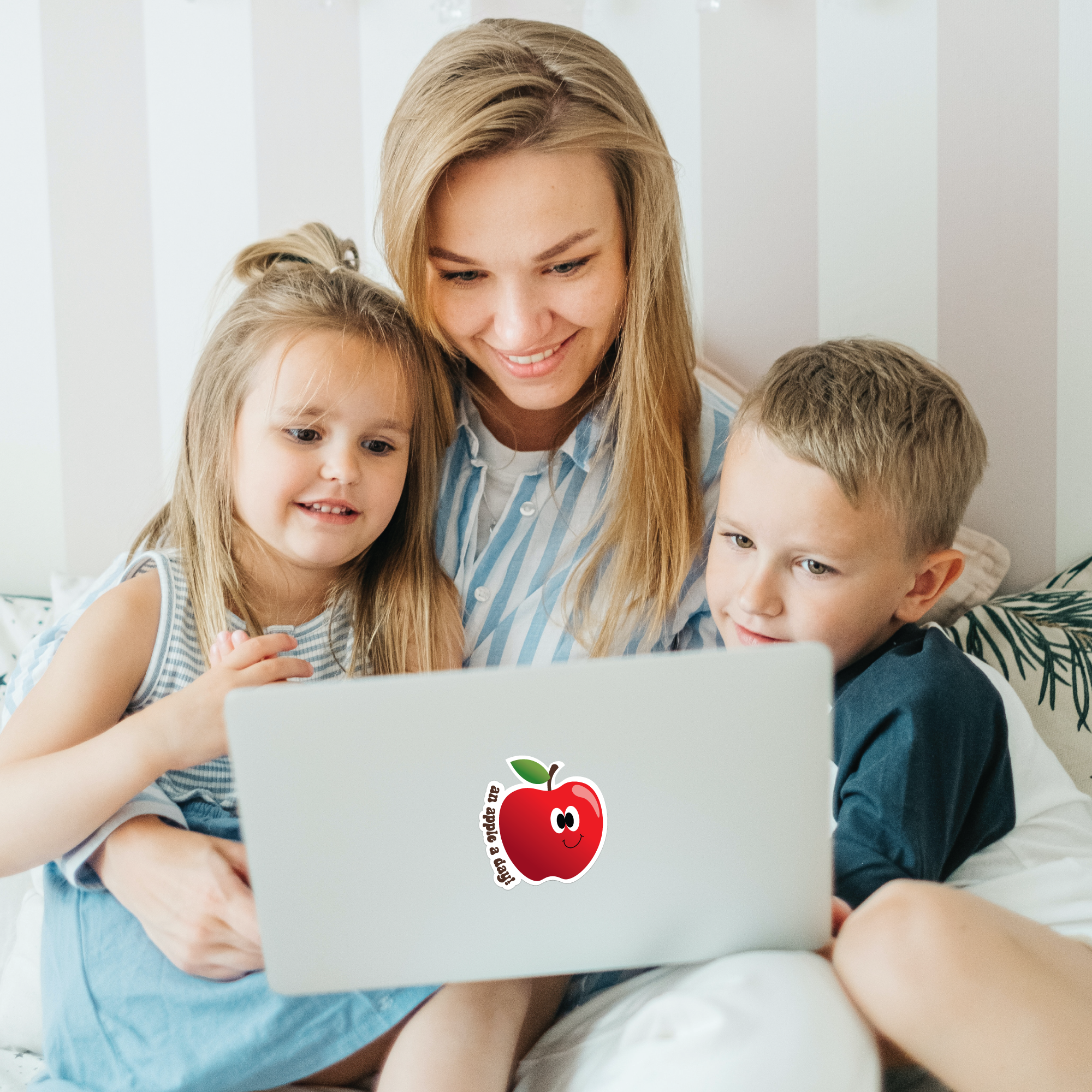 elizabeth-sosa-graphic-designer-apple-illustration-cartoon-character-stickers-laptop-mom-kids